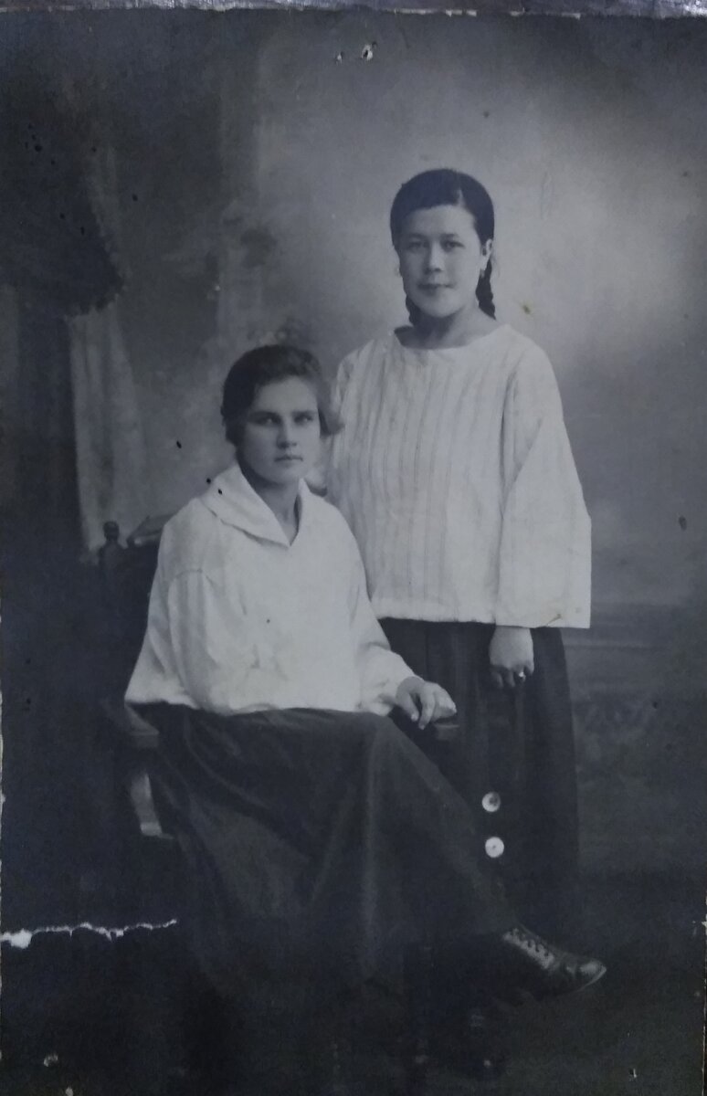Ханифа Измайлова и Елена Черкасова, г. Акмолинск, 1926 год. На обороте - "Пишу сердечно, дарю на вечно". Именно "на вечно".