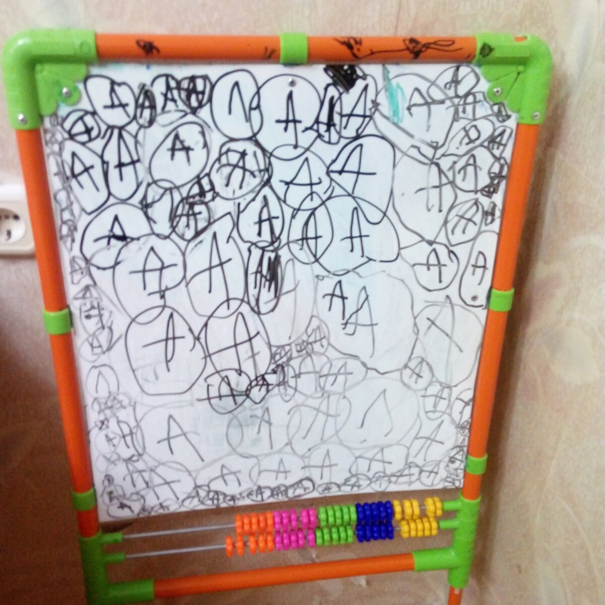 Наверное, он художник и, наверное, он так видит