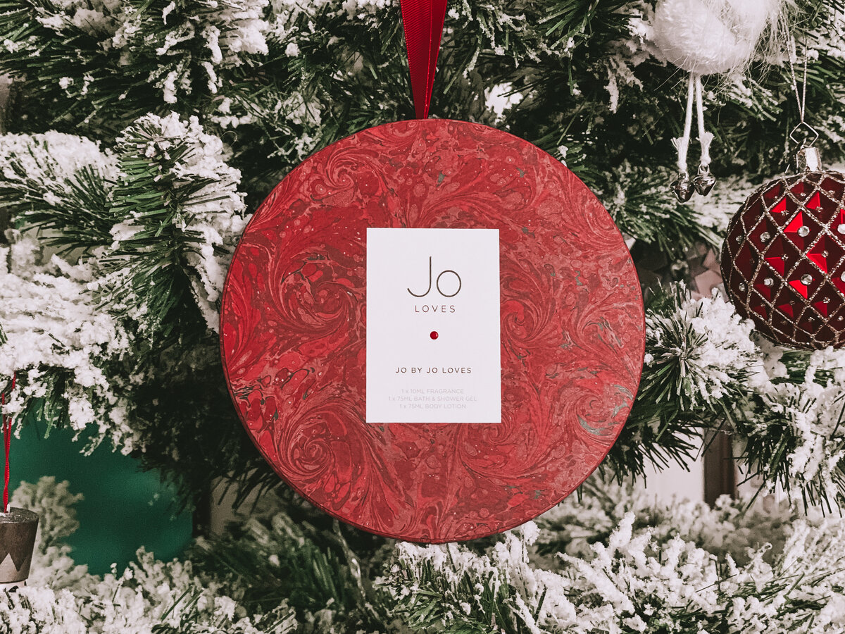 Jo отлично вписалась в нашу елку!