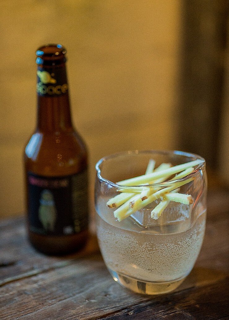Коктейль «Lynchburg lemonade» по праву считают не просто обычным лимонадом, а чуть ли не классическим коктейлем. Это связано не только с его многогранным вкусом, в букете которого содержатся и кислые, и сладкие, и горькие, и слегка пряные ноты, но и с самой историей напитка. 

Родиной коктейля является город Lynchburg в штате Теннесси, где расположен завод по производству местного виски «Джек Дэниелс». В связи с этим фактом в оригинальный рецепт входит именно теннессийский виски, а не бурбон. Интересные судебные разбирательства происходили вокруг «Лимонада из Линчбурга».

Некий ресторатор Тони Мэйсон по его словам придумал этот коктейль в 1980 году.

Спустя 7 лет Тони подает иск на винокурню «Джек Дэниелс» в связи с незаконным использованием заводом рецепта «Линчбургского лимонада». Автор утверждал, что фирма присвоила себе чужой рецепт, являющийся коммерческой тайной, и потребовал от винокурни «Jack Daniel's» денежную компенсацию в 13 с лишним миллионов долларов.

В конечном итоге суд признает авторство Тони Мэйсона, но учитывая тот факт, что коммерческой тайной рецепт лимонада не являлся, в компенсации ресторатору было отказано. И как результат — выплата символического 1 доллара. Кто прав в итоге, а кто виноват, мы сегодня не узнаем..


Рецепт:

60 мл - Jack Daniels

180 мл - Space Ginger Bear
Имбирь на украшение


Смешайте все ингредиенты в бокале со льдом и украсьте имбирем.

Коктейль готов!

Пить только в хорошем настроении ;)