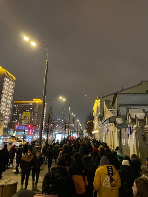 Протестующие идут по Садовому кольцу. Фото из Twitter @olachesare