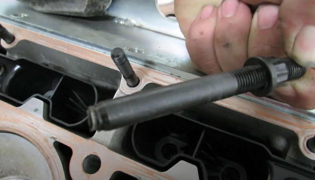 Обломанный болт ГБЦ в результате перетяжки