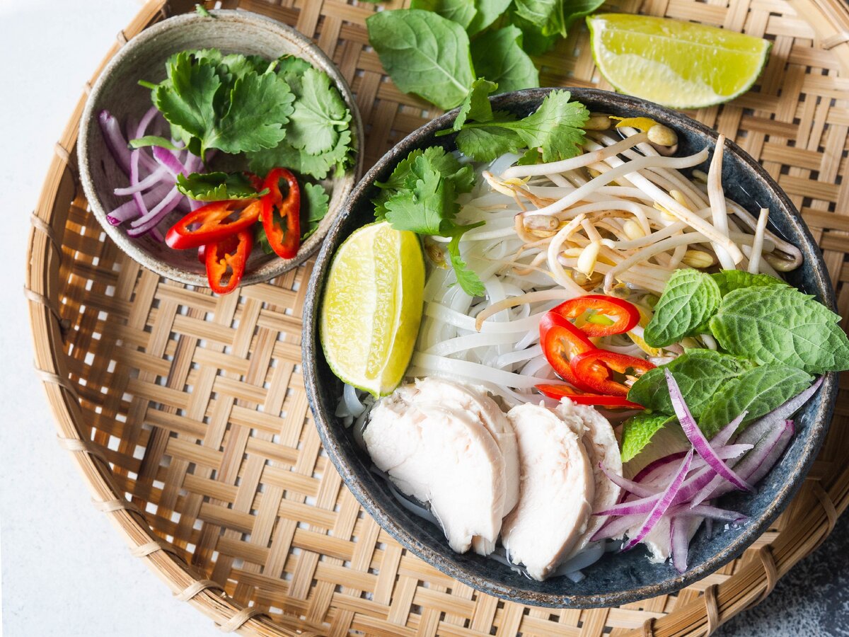 Фо га готовится также, но на курином бульоне и с курицей. Источник фото: Freepik