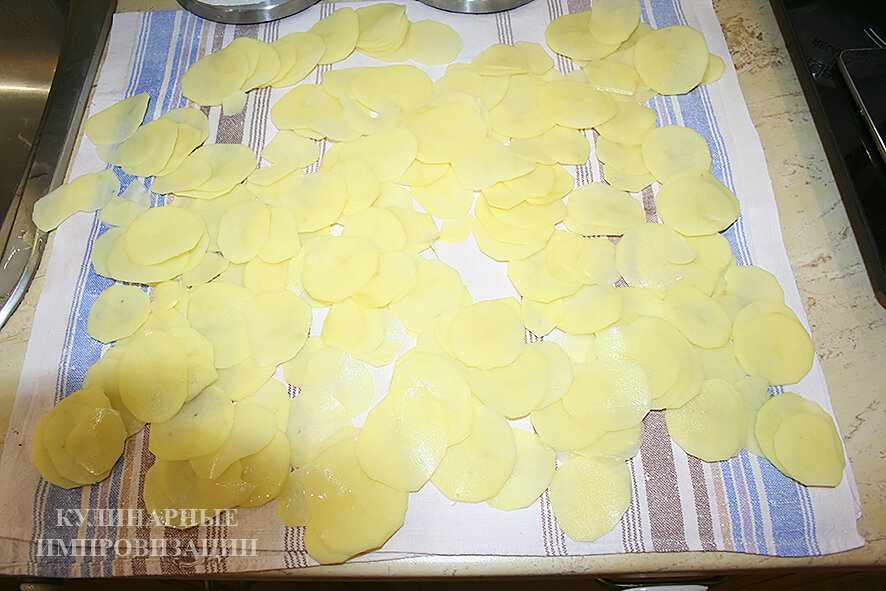Порезанный и промытый картофель