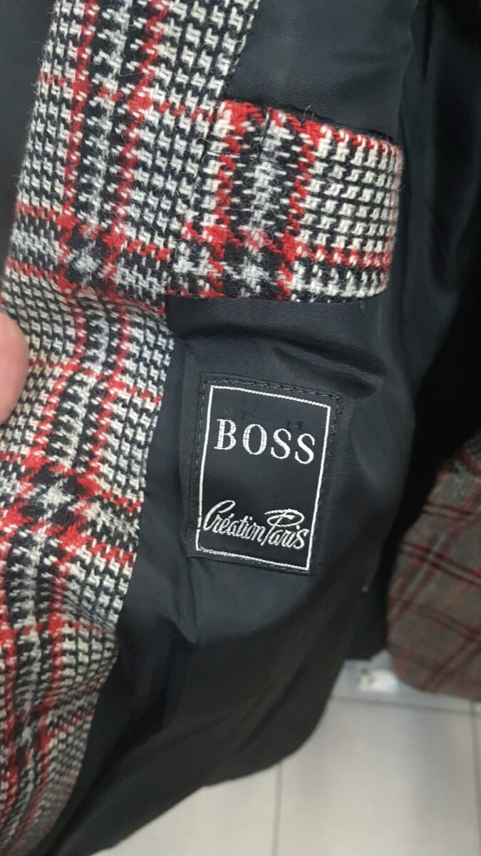 Документы на регистрационный знак Boss Creation Paris были поданы в далеком 1979 году, зарегистрирован он был спустя 6 лет, в 1985 году, а прекратил свое существование в 2006 году. Пиджаки под этой маркой можно до сих пор найти в секондах и на торговых площадках вроде ebay, продаются, примерно за 20-40 евро.