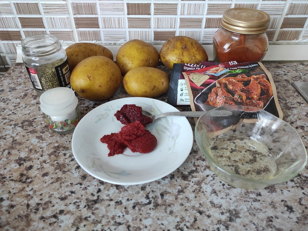 Подготовим все необходимые ингредиенты для приготовления картофеля по-деревенски. 