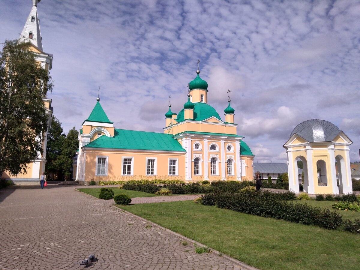 Троицкая и Введенская церкви в Плесе