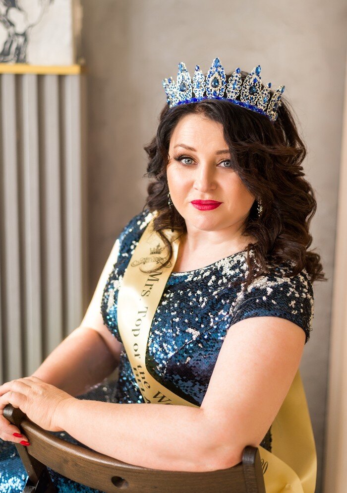 Честь представить во всей красе белорусских красавиц plus size выиграла Людмила Деменюк  из Гомеля. Людмиле 45 лет, она организатор и ведущая командообразующих мероприятий и счастливых событий, более 20 лет проводит крупные республиканские слёты и фестивали. Успешна не только в работе: у неё замечательная семья, двое детей, постоянно занимается саморазвитием, участвует в вокальных конкурсах и благотворительных мероприятиях, увлекается верховой ездой и стрельбой.