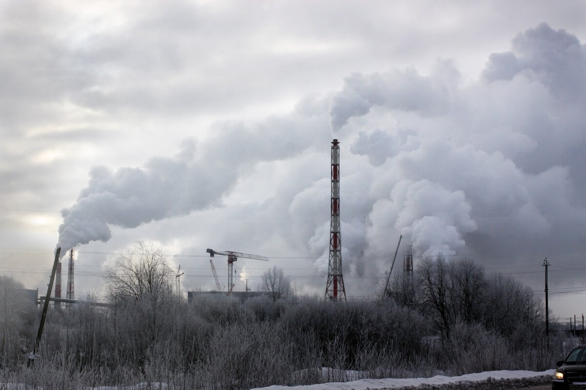 Завод ФосАгро на въезде в Волхов невозможно не заметить. Фото автора. 2021 год.