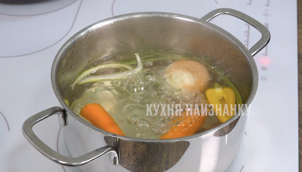 Легкий суп на мясном бульоне с лапшой и свежей зеленью