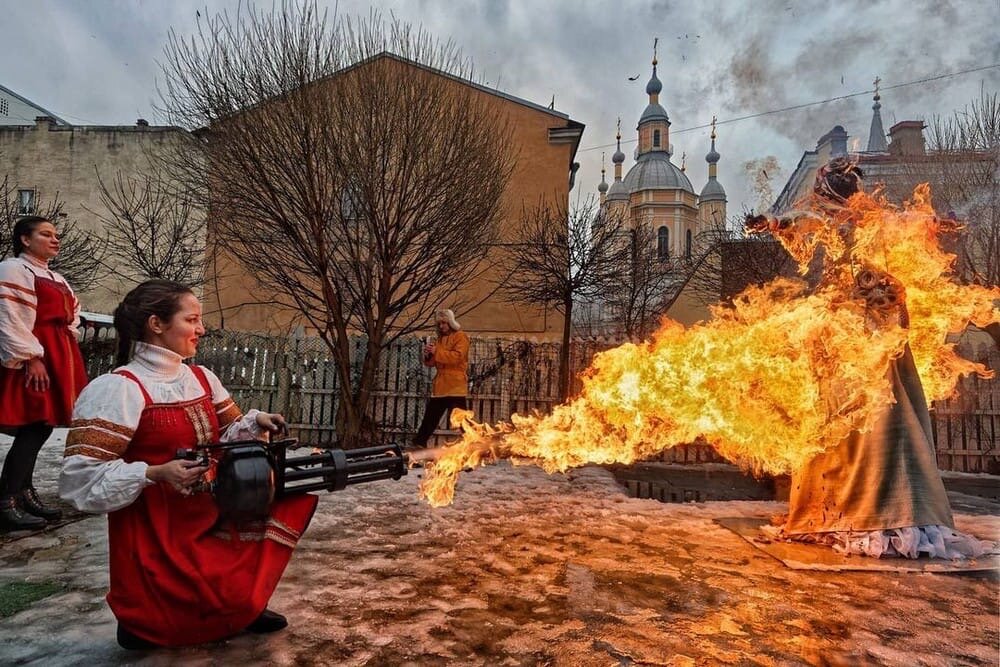 Фотографии позаимствованы в группе "чудеса рф"  сайта ВКонтакте, для создания интереса аудитории. Это фото не просто стало первым - женщины, традиционные костюмы, чучело и очень много огня создают шикарный антураж