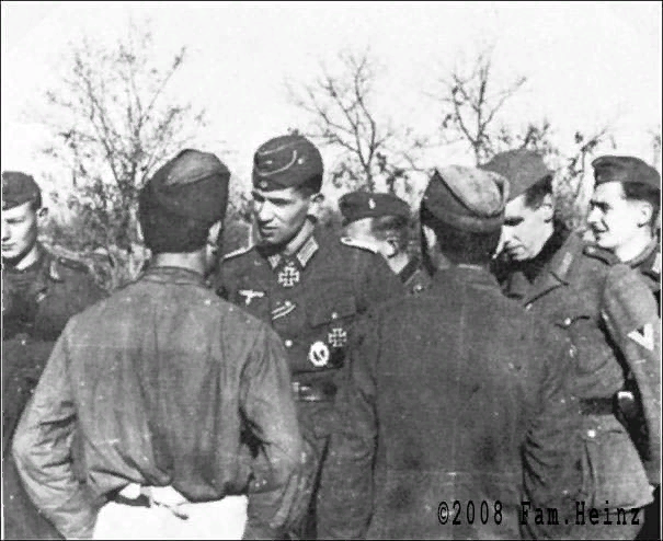 Фелькерзам допрашивает советских военнопленных. https://pbs.twimg.com/media/EISRUfcXsAAGEfe?format=jpg&name=small