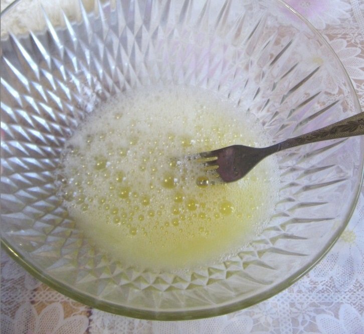 Тщательно все взбить до однородной консистенции. При желании воду можно заменить молоком. 