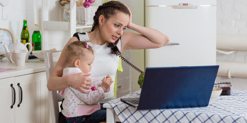Многим молодым мамам достаточно трудно привыкнуть к работе после декрета