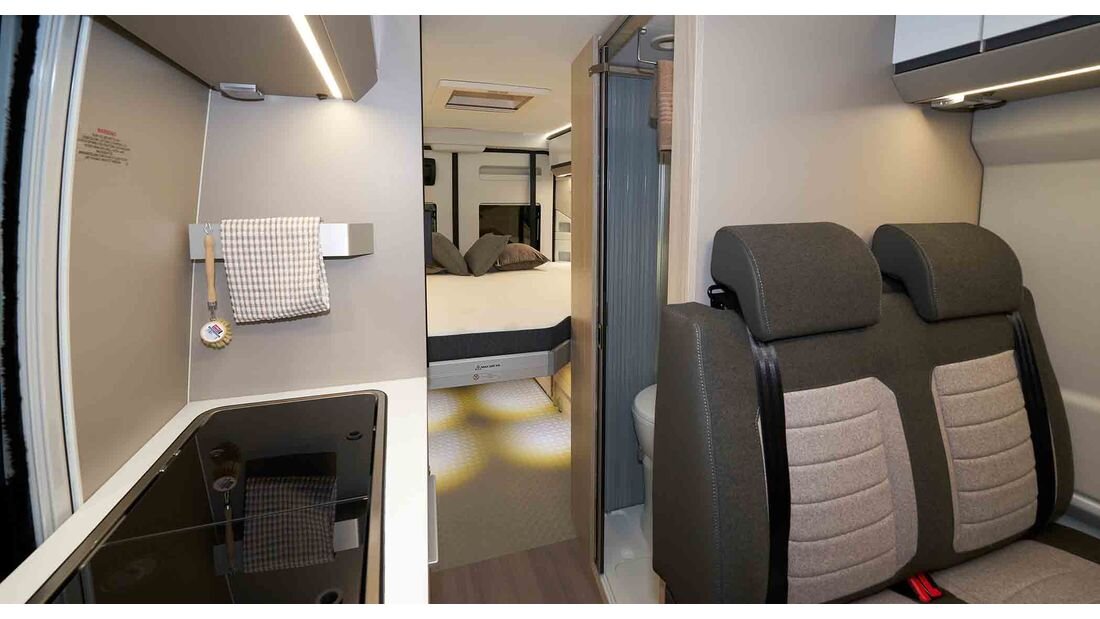 Внутри газовая плита с двумя конфорками, мойка, холодильник 90 л, туалетная комната с душем