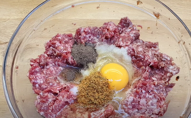 Мясной рулет из фарша с яйцом внутри — рецепты в духовке