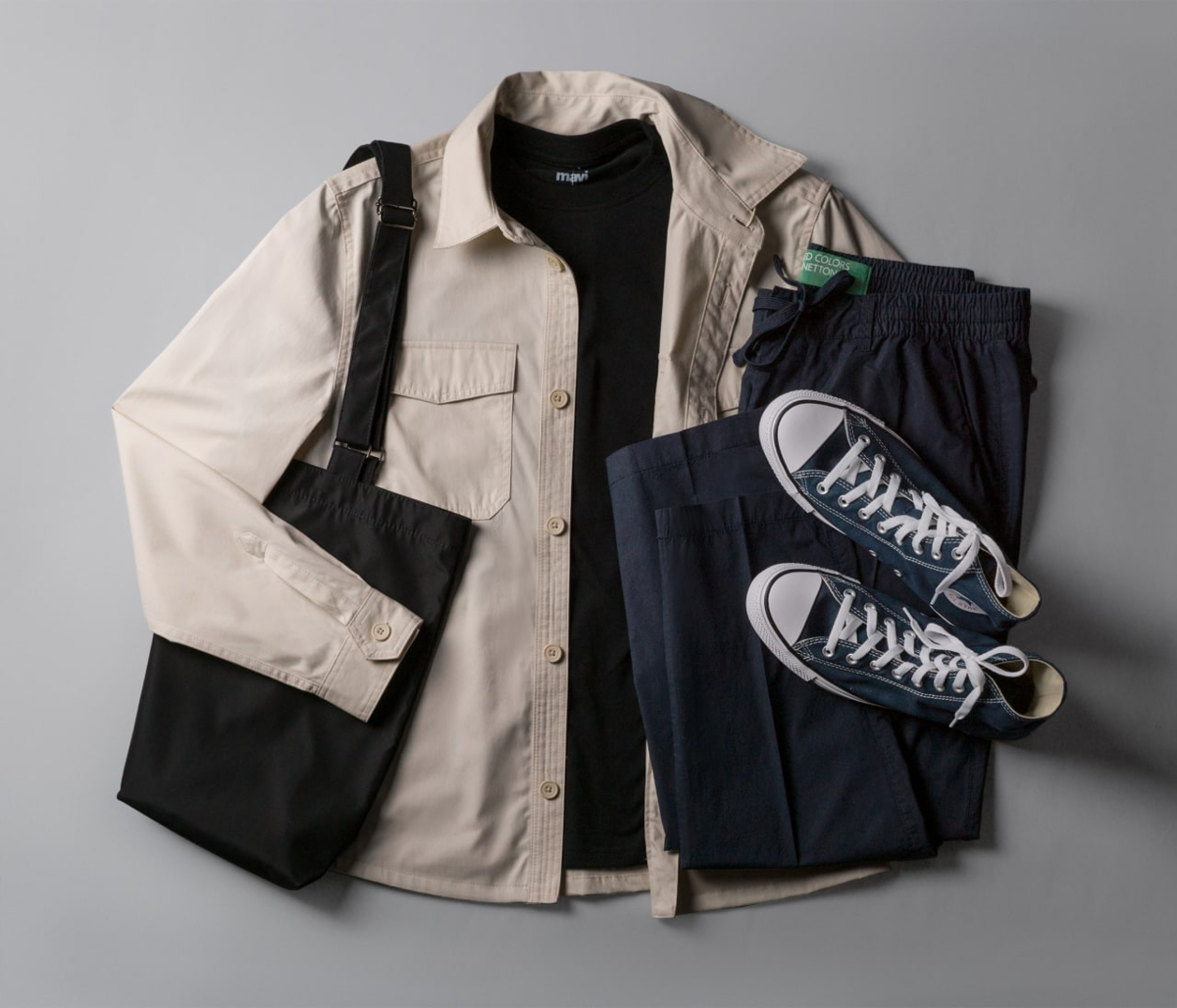 Образ c бежевой верхней рубашкой и темно-синими свободными брюками.