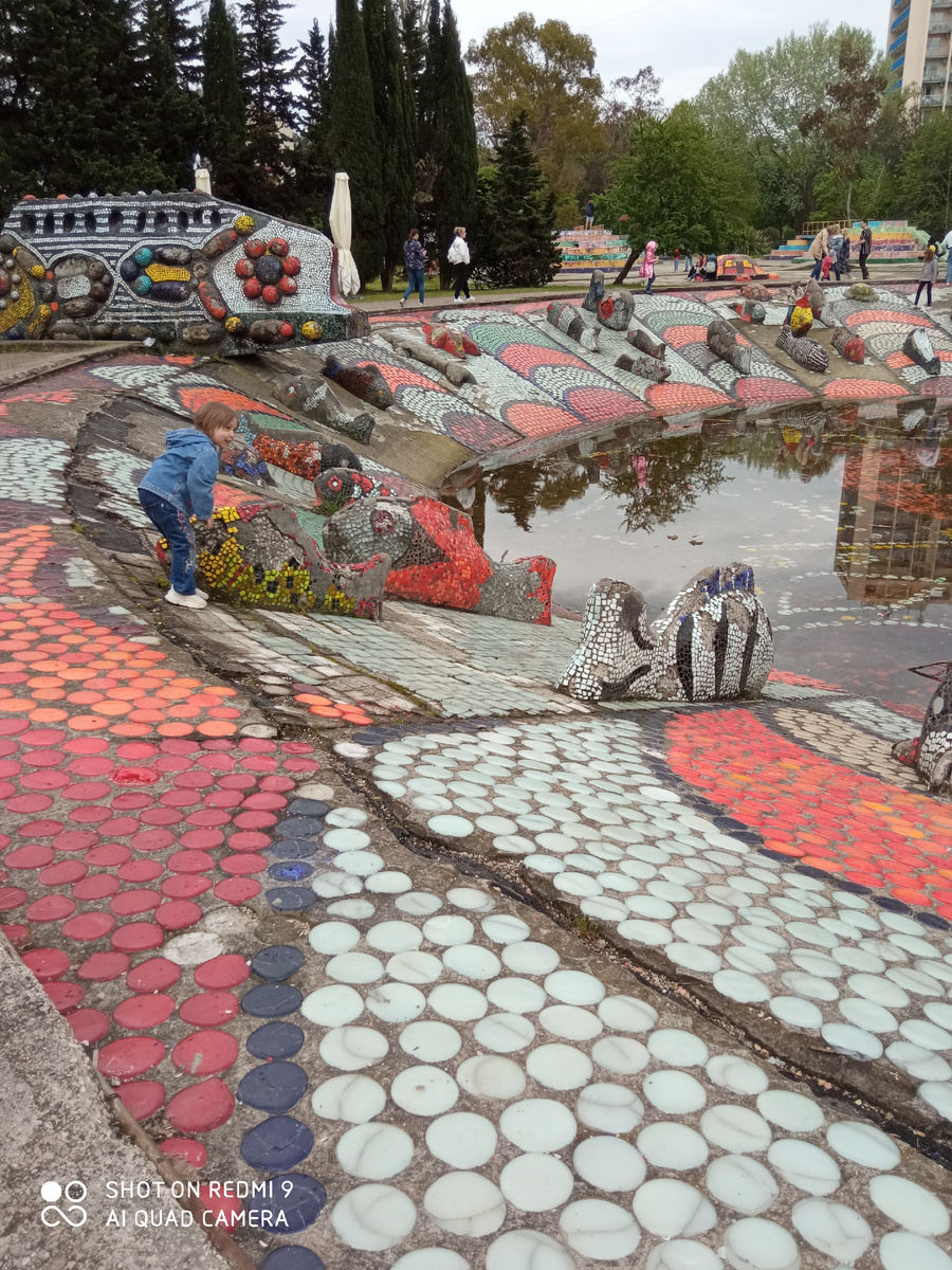 Хотели попасть в океанариум и увидели жуткую очередь. Зато нашли советское наследие. 