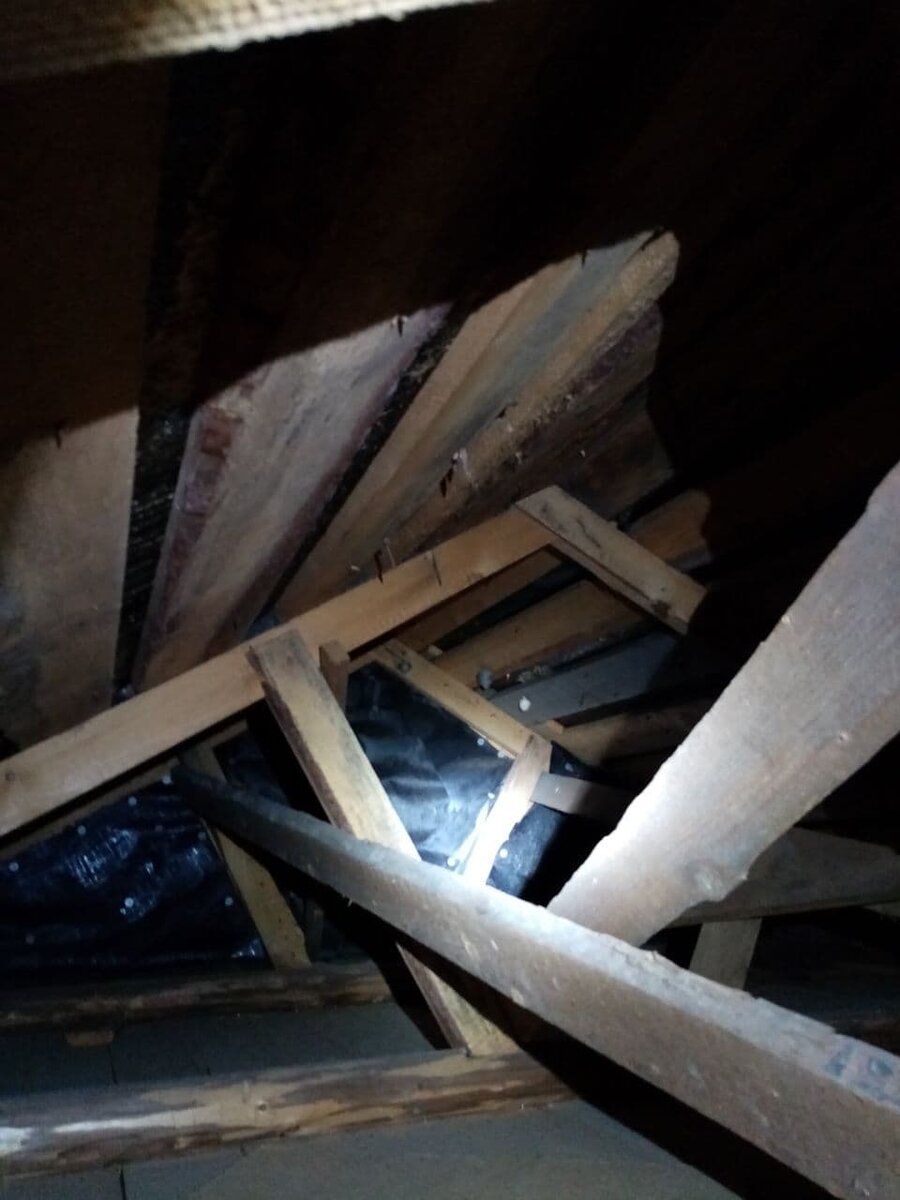 Как вам стропила?)) Это даже не из поддонов сделано. Еще правее