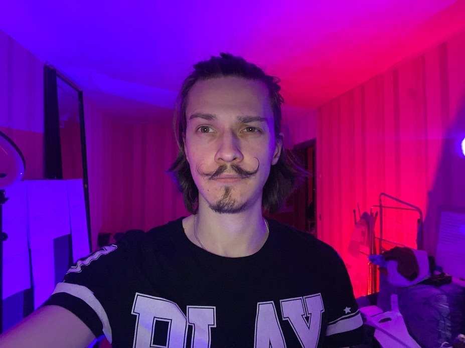 Посчитал сколько нужно акций чтобы получать 23765 руб в месяц в виде дивидендов (На фото автор - Евгений Стариков) 