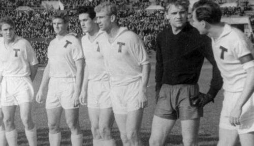 Анатолий Глухотко (второй справа) в составе московского Торпедо.