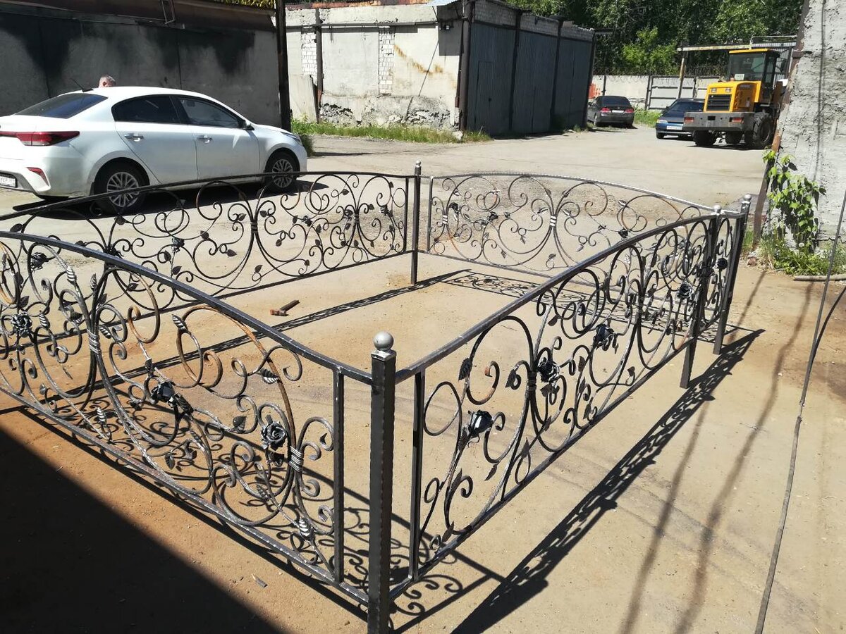 Оградка на заказ из лозы и цветов.
