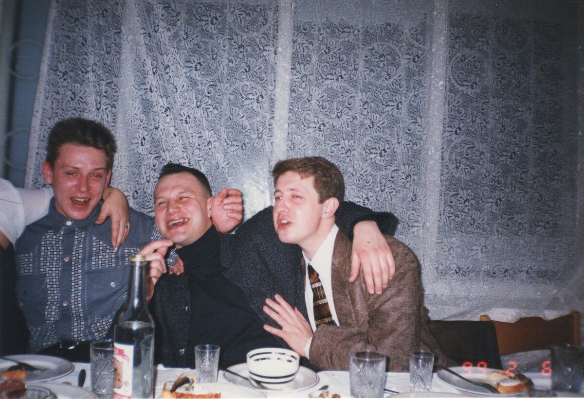 п. Сеща, Кафе Реал, февраль 1999 г. Андрей Усольцев. я и Андрей Сидоров. 10 лет выпуска из школы.