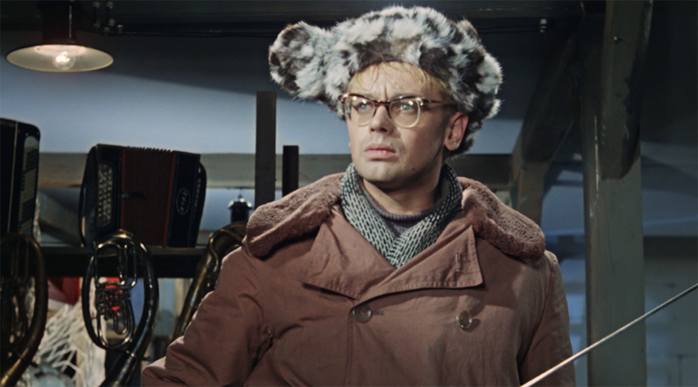 Момент из фильма "Операция Ы или другие приключения Шурика".