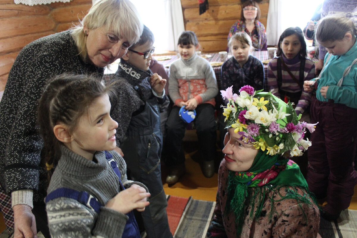 Софья Шампорова рассказывает стихотворение на празднике Масленицы в этнографическом музейном комплексе "Лудорвай"