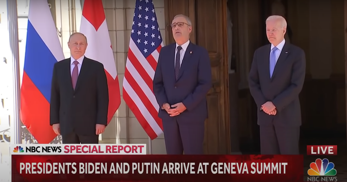 Слева - Путин, справа - Байден