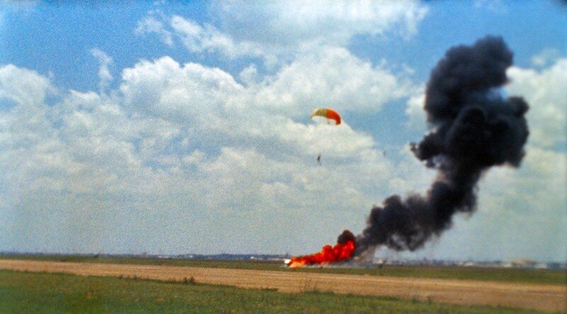 Армстронг приземляется вслед за разбившимся тренажером.