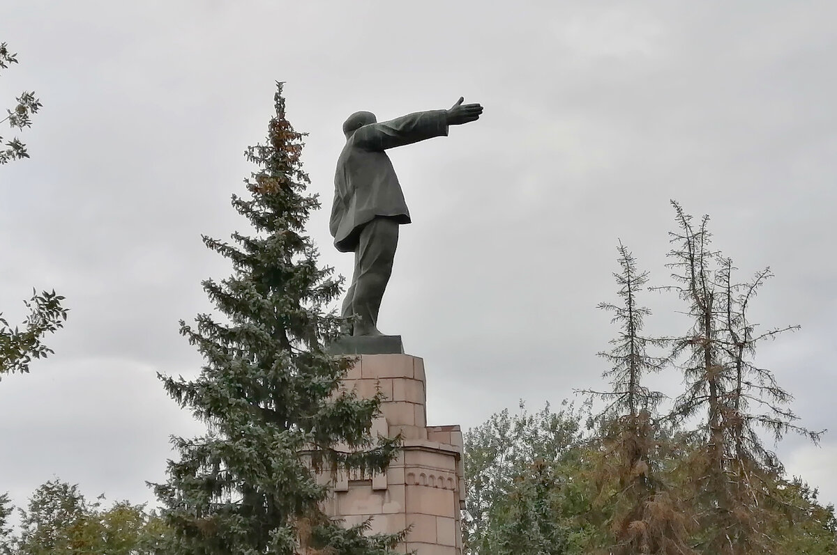 Костромской Ленин на пьедестале Романовых: чем удивителен этот памятник |  Поликсена Торопецкая | Дзен