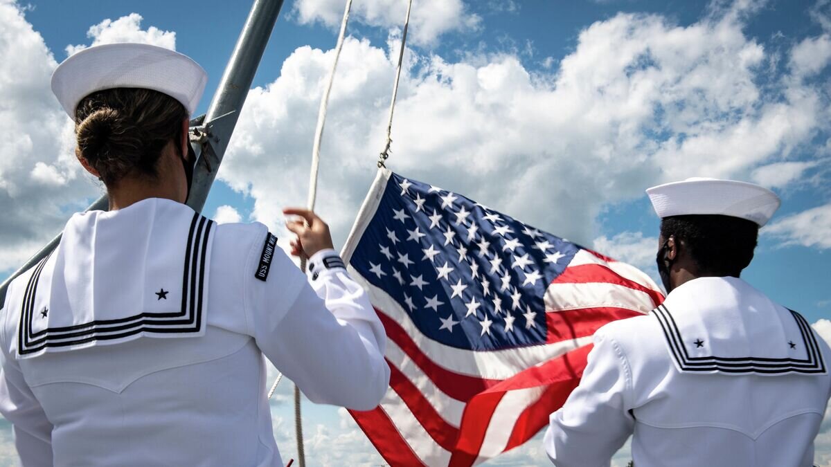    Подъем флага на корабле "Маунт Уитни" ВМС США© Фото : U.S. Navy / Petty Officer 1st Class Kyle Ste