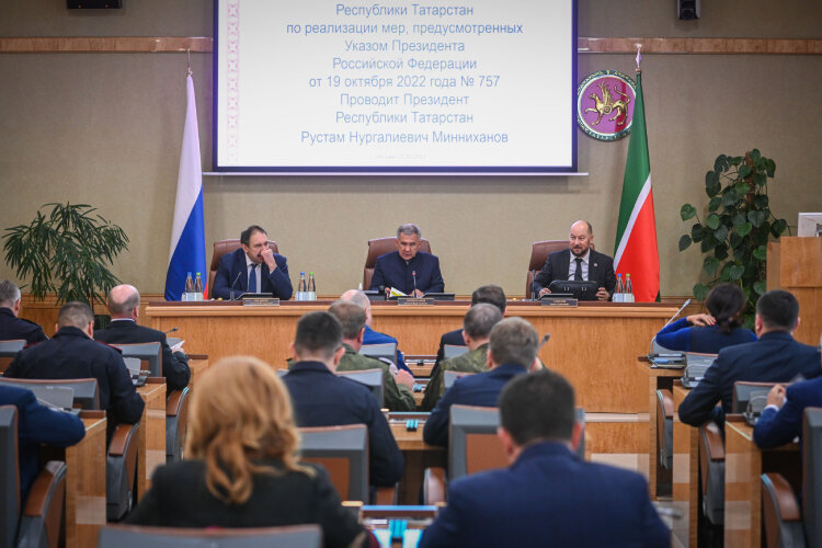    Оперативный штаб республики образован накануне указом президента РТ. Непосредственным руководителем является сам Рустам Минниханов, его заместители — премьер-министр РТ Алексей Песошин и руководитель администрации президента республики Асгат Сафаров. Всего в составе штаба 25 человек, включая руководителей министерств и ведомств