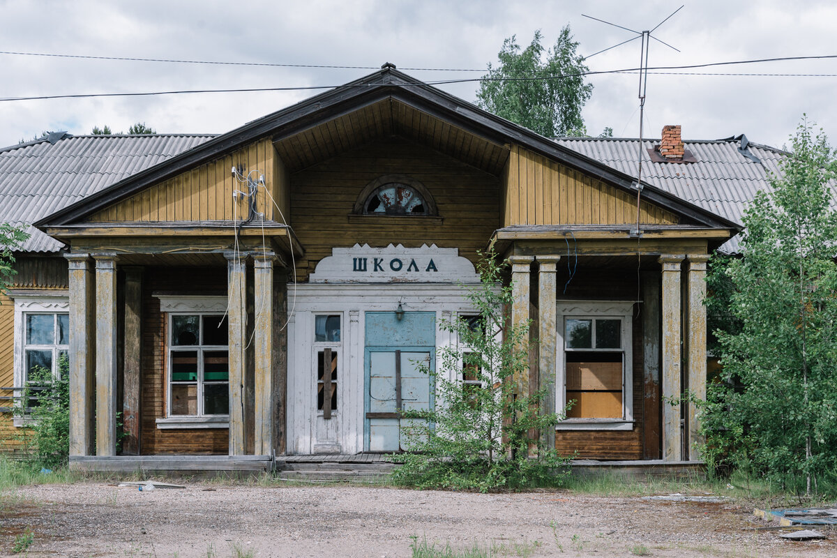 Словно вернулись в советское детство. В заброшенной школе все те же  лозунги, рисунки с хламидомонадой и книги Гайдара | Север неизвестный | Дзен