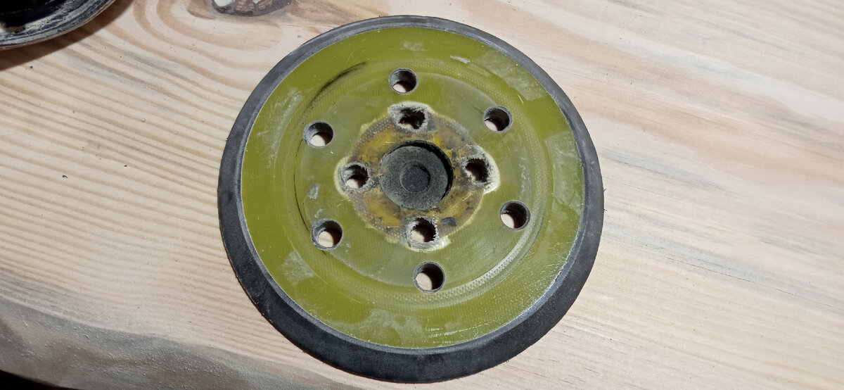 Подошва. Там, где она прилегает к металлической шайбе с первого фото явно виден след нагрева