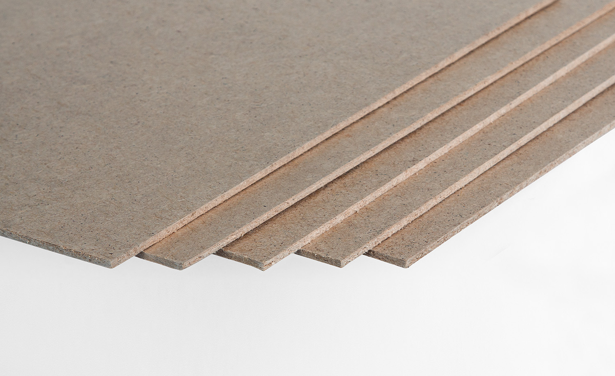 ДВП (древесноволокнистая плитка) – один из популярнейших строительных материалов. Изготавливается такая плита из древесных волокон путем горячего прессования или сушки.