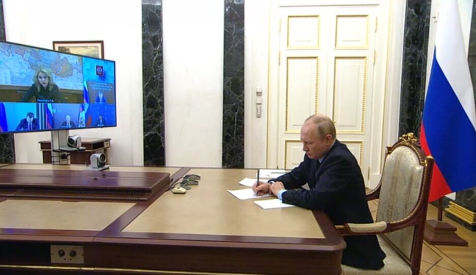 В. Путин на совещании по вопросу поддержки доходов, скриншот трансляции с сайта Кремля