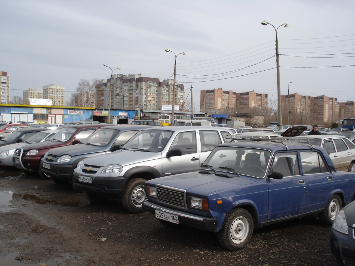 Авторынок Жигули. Отечественные авто с пробегом. Авторынки 2000х. Автосалон с пробегом Жигули.