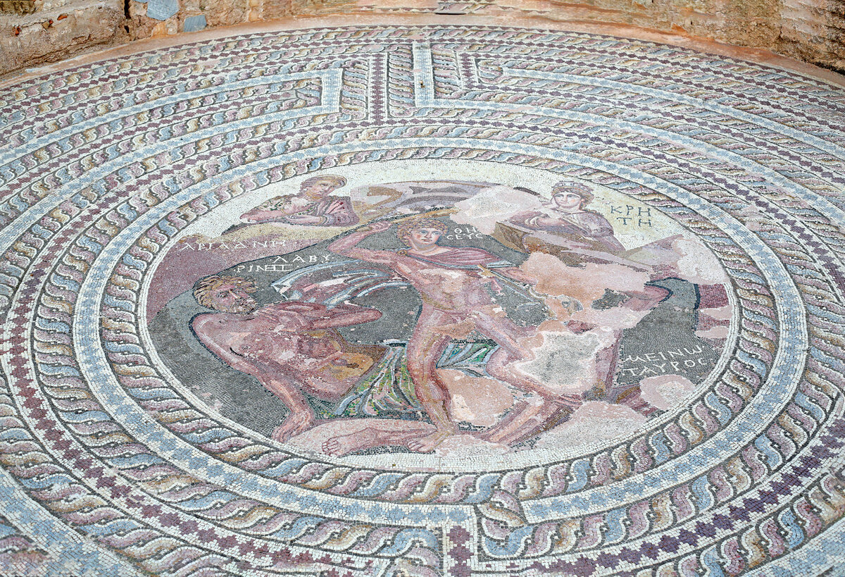 Мозаичное изображение поединка Тесея и Минотавра