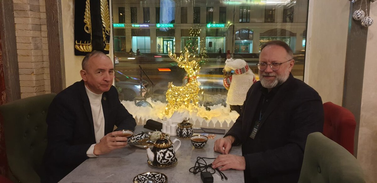 На фото: грандмастер аукционных продаж Модест Сагитов с автором аукционного метода продажи недвижимости Александром Санкиным. 