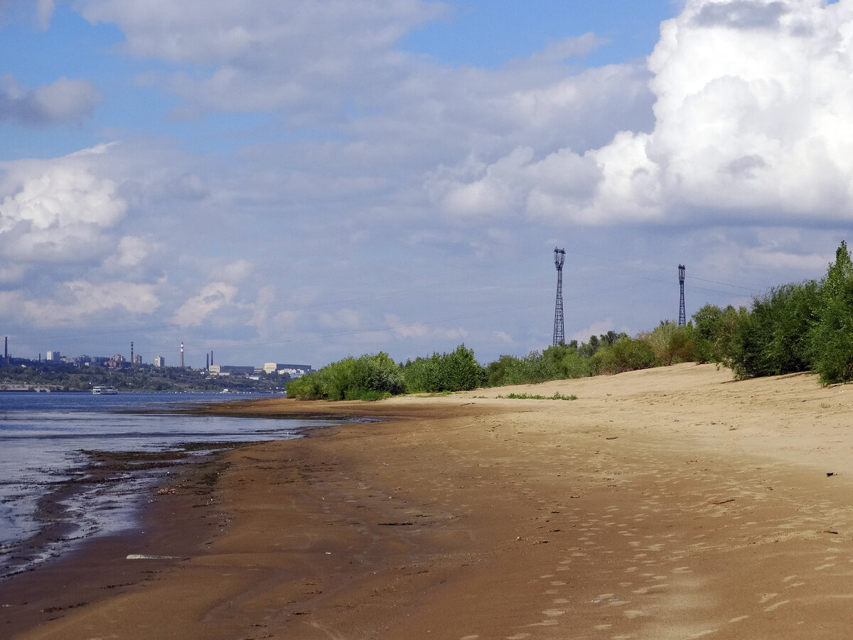 Пляж на Бобрах. Летом такой кадр сделать невозможно. В объектив неизбежно попадёт как минимум пара десятков человек. Зато осенью снимай не хочу. На берегу почти ни души. 
