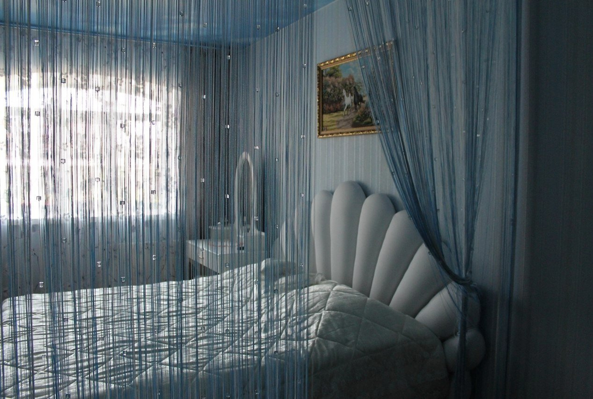 Нитяные шторы в спальне