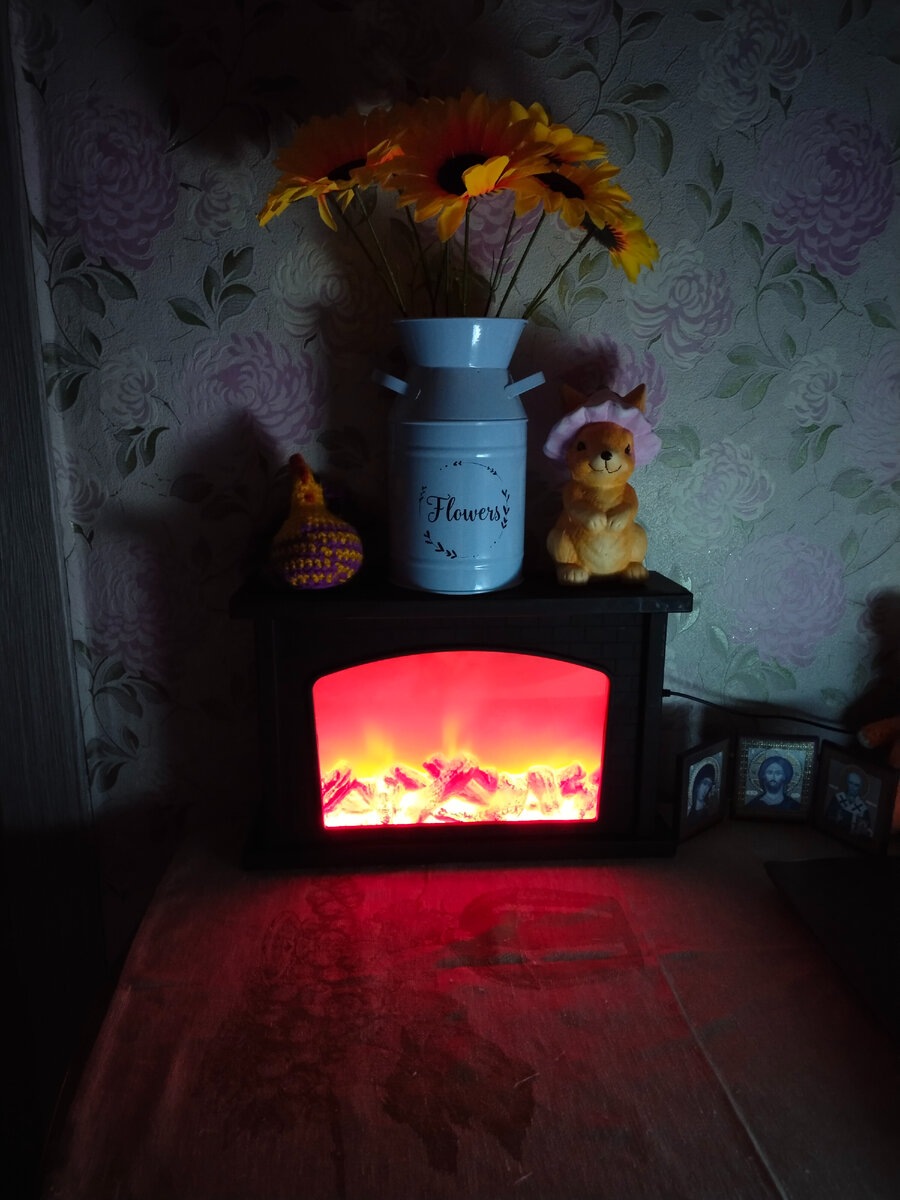 Приобрели декоративный камин себе в комнату и конечно же мои детки тоже захотели такие себе. Пришлось до заказывать дочи и конечно же сыну. Вы знаете как успокаивает всё таки огонёк в этом декоративном камине, да он не греет но ощущение когда дрова в печке потрескивают то это очень круто.