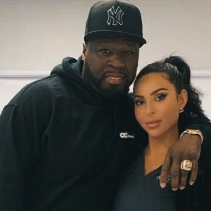    Анджела использовала снимок с 50 Cent для рекламыСоцсети