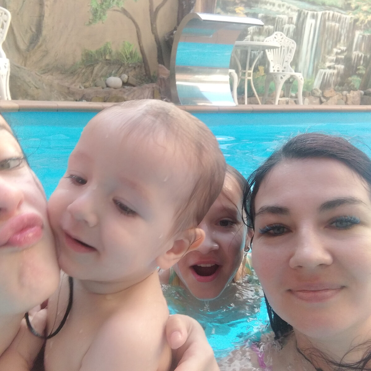 Это мы в отеле, где номер и так стоил тысячу в сутки, да еще и кэшбэк от Тинькофф пришел 