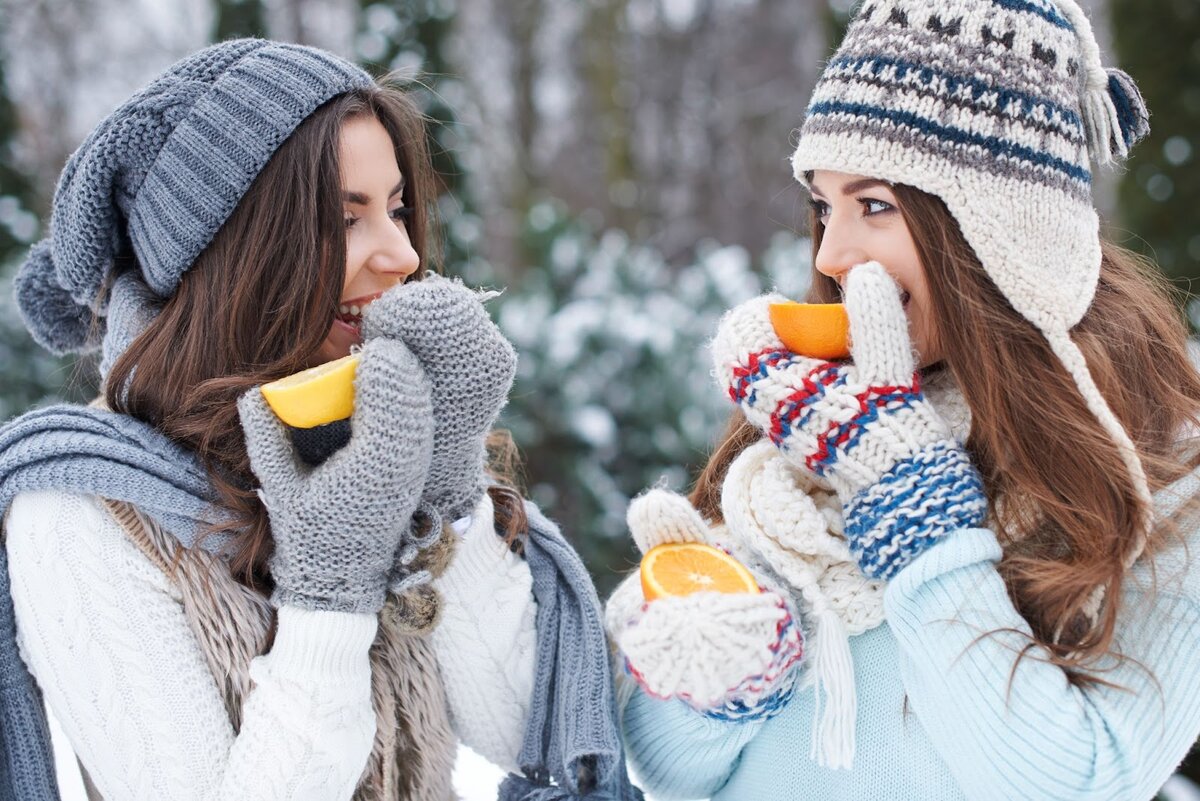 Like winter. Девушка зимой диета. Подростки зима питание. Питание зимой стоковые фото.