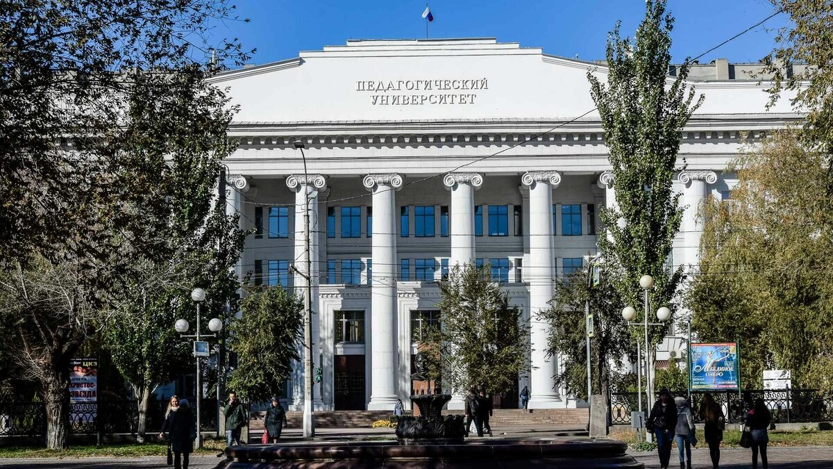     В Волгоградском государственном социально-педагогическом университете убрали старые деревянные двери, их заменили на новые металлические. В пресс-службе вуза подчеркнули, что прежние двери не являлись оригинальными и не относились к объекту культурного наследия.