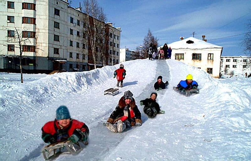 Дети на снежных горках. Снежные горки для детей. Снежные горки во дворе. Горка Снежная для детей. Ледяные горки во дворе.