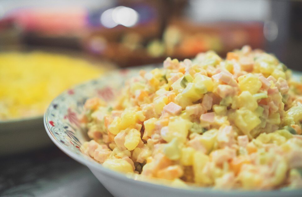     Салат оливье перекочевал из новогоднего советского меню на столы россиян почти без изменений.  Shutterstock